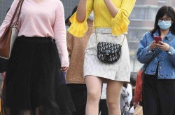 不同年龄段女性驾驭黑与红色裙装：风格大不同！-日系袜子风格有哪些