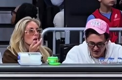 尤果网诱惑炸裂！知名成人女星与男友场边激情亲热还试图勾引阿门-汤普森